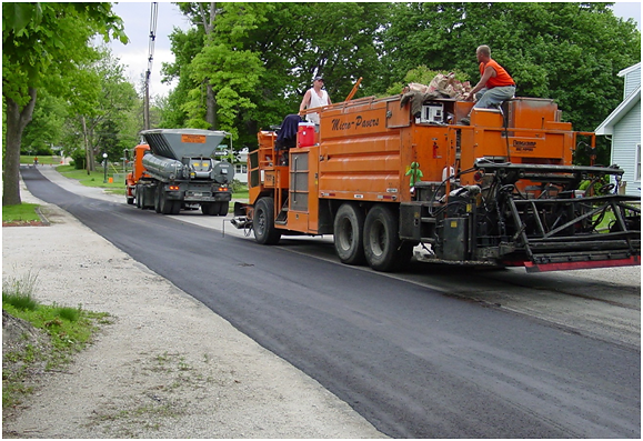 Slurry machine with support truck sealing street surface (1993 file picture)
